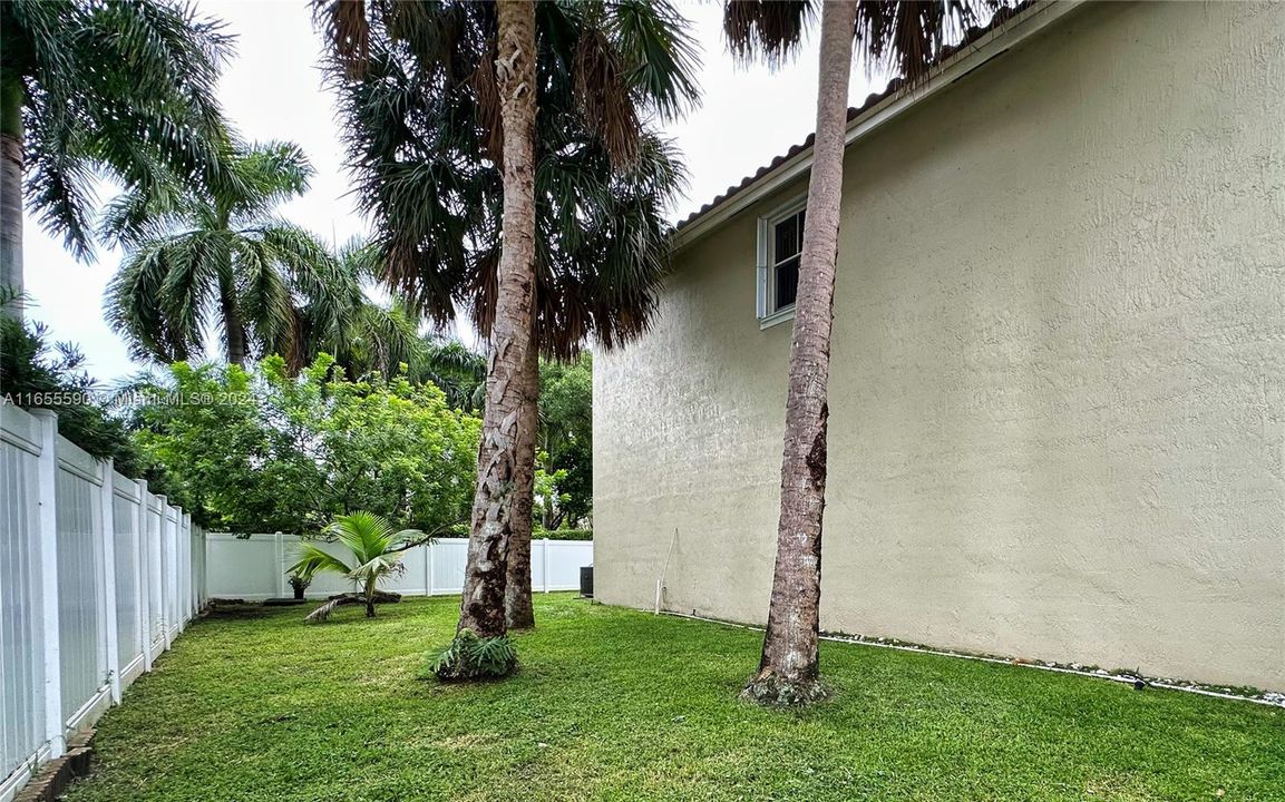 Active With Contract: $585,900 (3 beds, 2 baths, 1795 Square Feet)