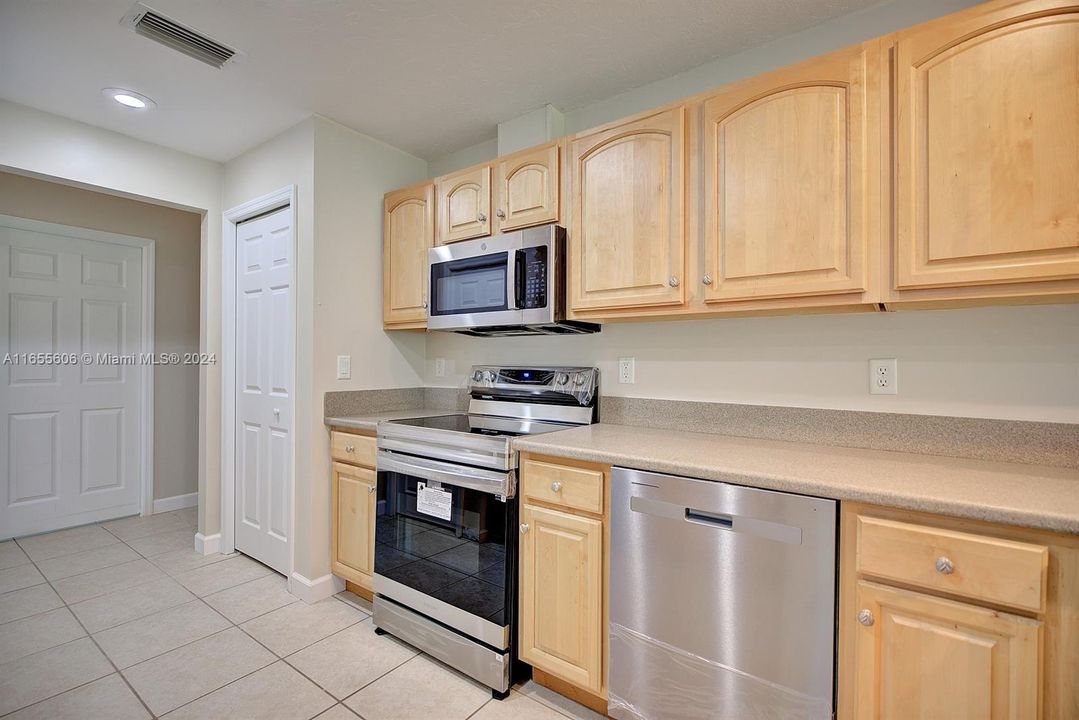 For Sale: $349,000 (3 beds, 2 baths, 1760 Square Feet)