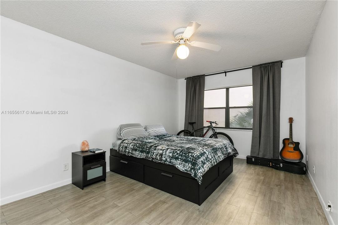 For Sale: $278,000 (1 beds, 1 baths, 710 Square Feet)