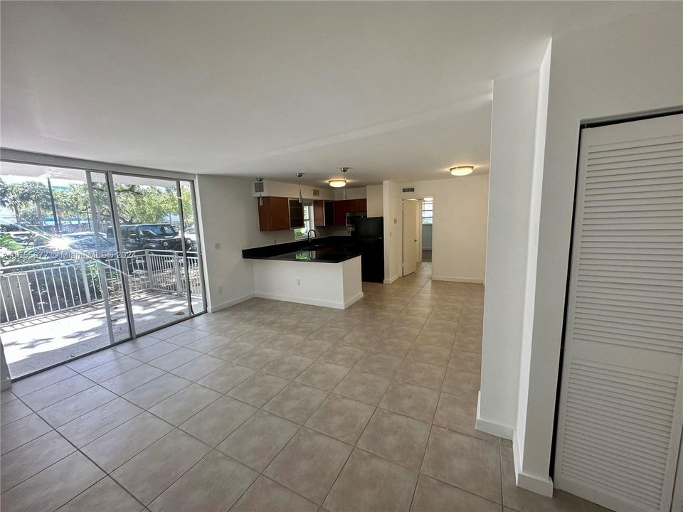 For Sale: $262,000 (1 beds, 1 baths, 741 Square Feet)