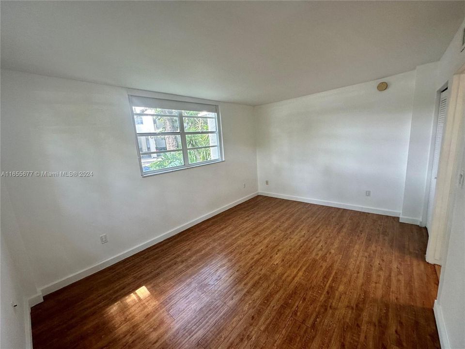 For Sale: $262,000 (1 beds, 1 baths, 741 Square Feet)