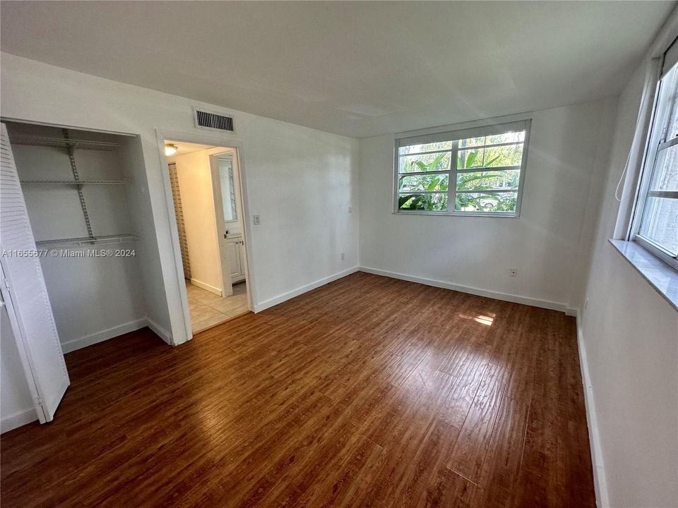 For Sale: $262,000 (1 beds, 1 baths, 741 Square Feet)