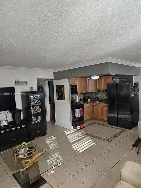 For Sale: $250,000 (2 beds, 1 baths, 733 Square Feet)