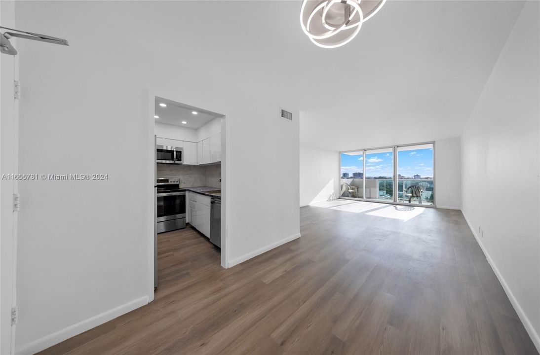 For Sale: $420,000 (1 beds, 1 baths, 837 Square Feet)