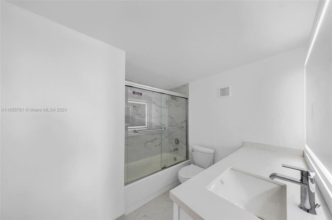 For Sale: $420,000 (1 beds, 1 baths, 837 Square Feet)