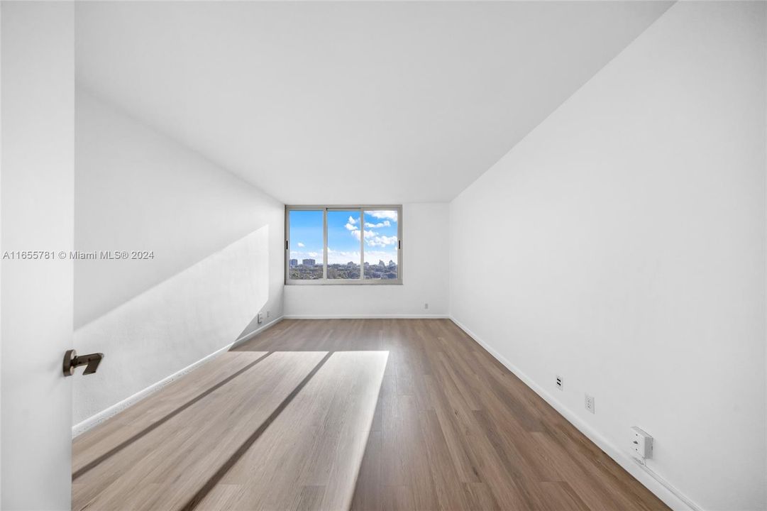 For Sale: $420,000 (1 beds, 1 baths, 837 Square Feet)