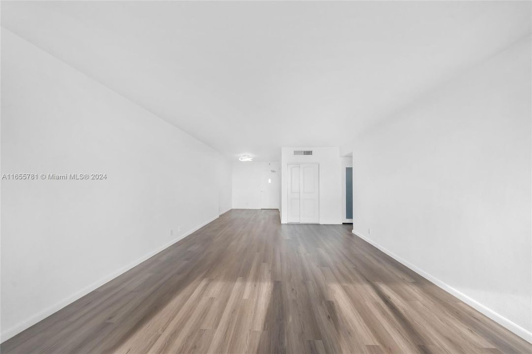 For Sale: $420,000 (1 beds, 1 baths, 837 Square Feet)