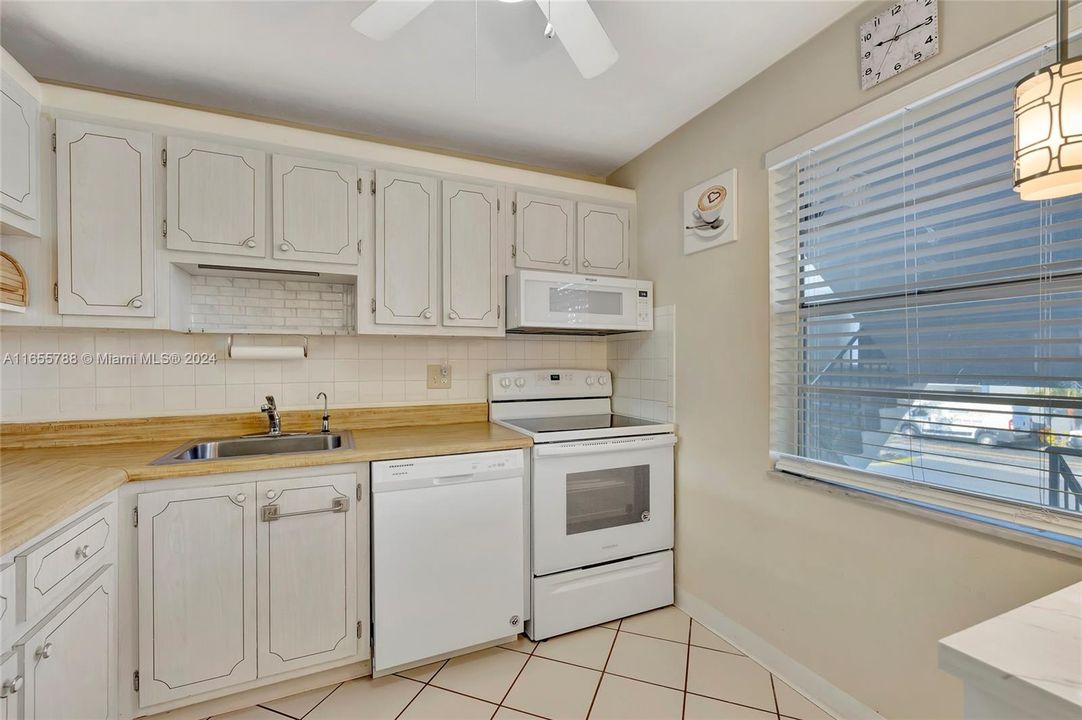 Active With Contract: $135,900 (2 beds, 2 baths, 930 Square Feet)