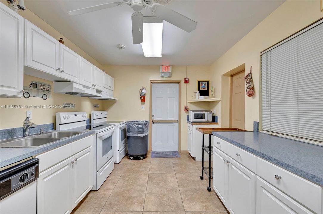 Active With Contract: $135,900 (2 beds, 2 baths, 930 Square Feet)