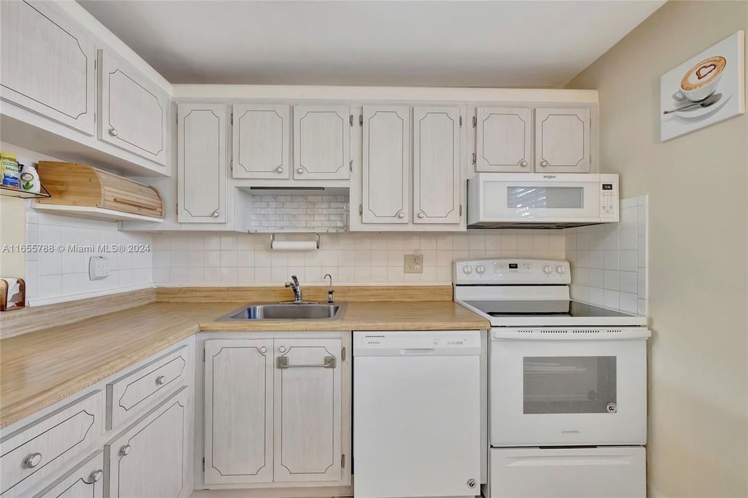 Active With Contract: $135,900 (2 beds, 2 baths, 930 Square Feet)