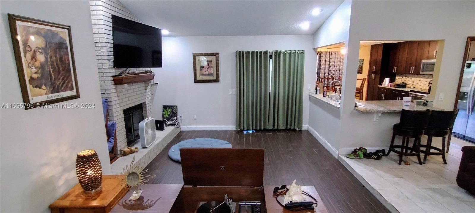 Activo con contrato: $295,000 (3 camas, 2 baños, 2113 Pies cuadrados)