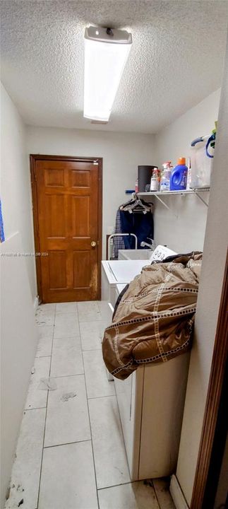 Activo con contrato: $295,000 (3 camas, 2 baños, 2113 Pies cuadrados)