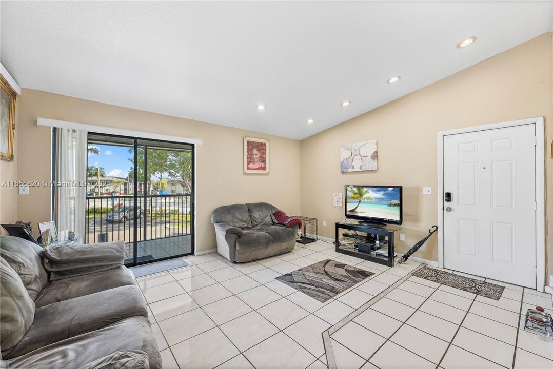 For Sale: $279,000 (3 beds, 2 baths, 1065 Square Feet)