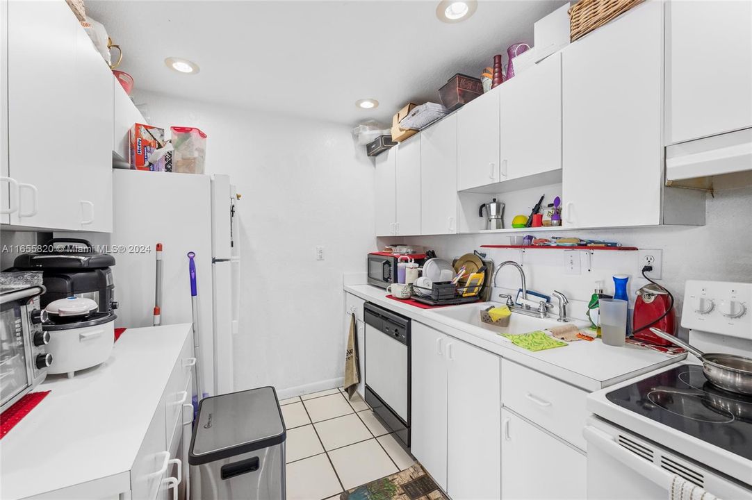 For Sale: $279,000 (3 beds, 2 baths, 1065 Square Feet)