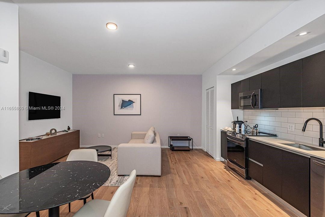 For Sale: $830,000 (1 beds, 1 baths, 560 Square Feet)