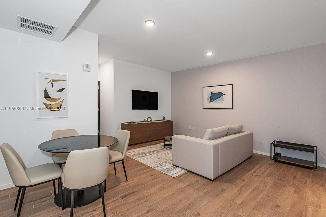 For Sale: $830,000 (1 beds, 1 baths, 560 Square Feet)