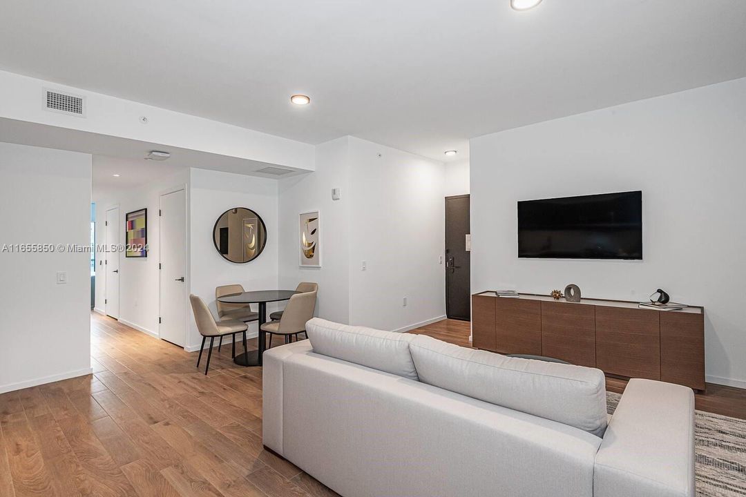 For Sale: $830,000 (1 beds, 1 baths, 560 Square Feet)