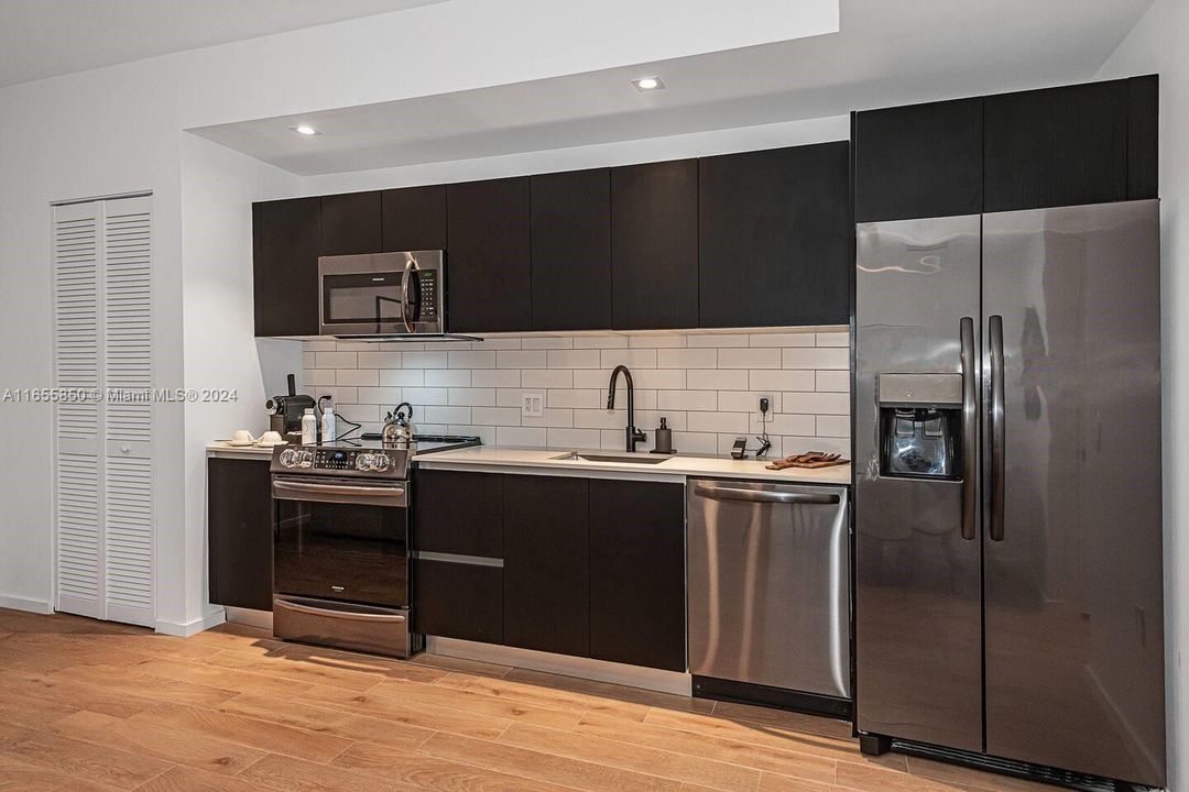 For Sale: $830,000 (1 beds, 1 baths, 560 Square Feet)