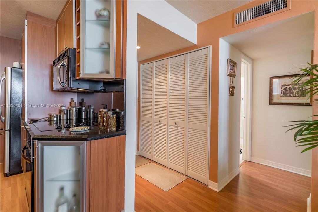 For Sale: $399,000 (1 beds, 1 baths, 805 Square Feet)