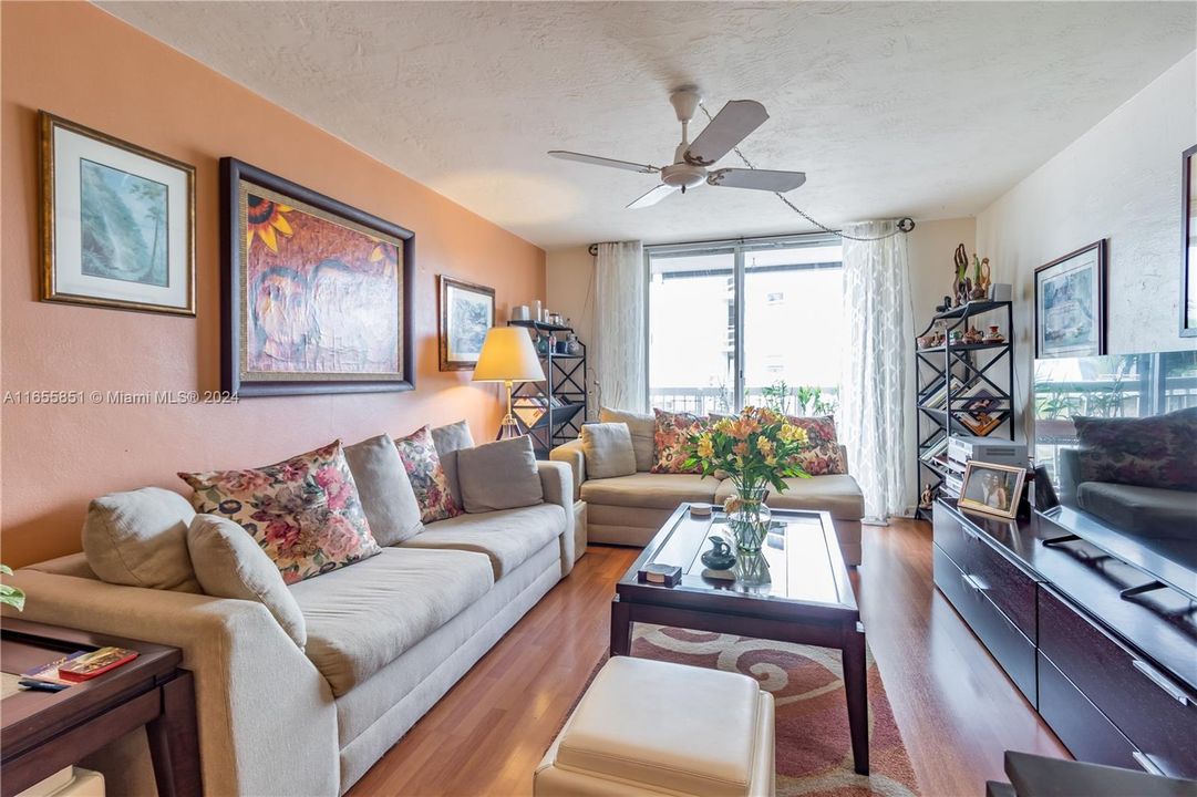 For Sale: $399,000 (1 beds, 1 baths, 805 Square Feet)