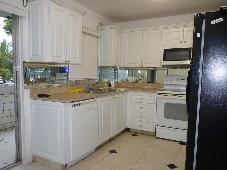 For Rent: $1,875 (2 beds, 2 baths, 890 Square Feet)