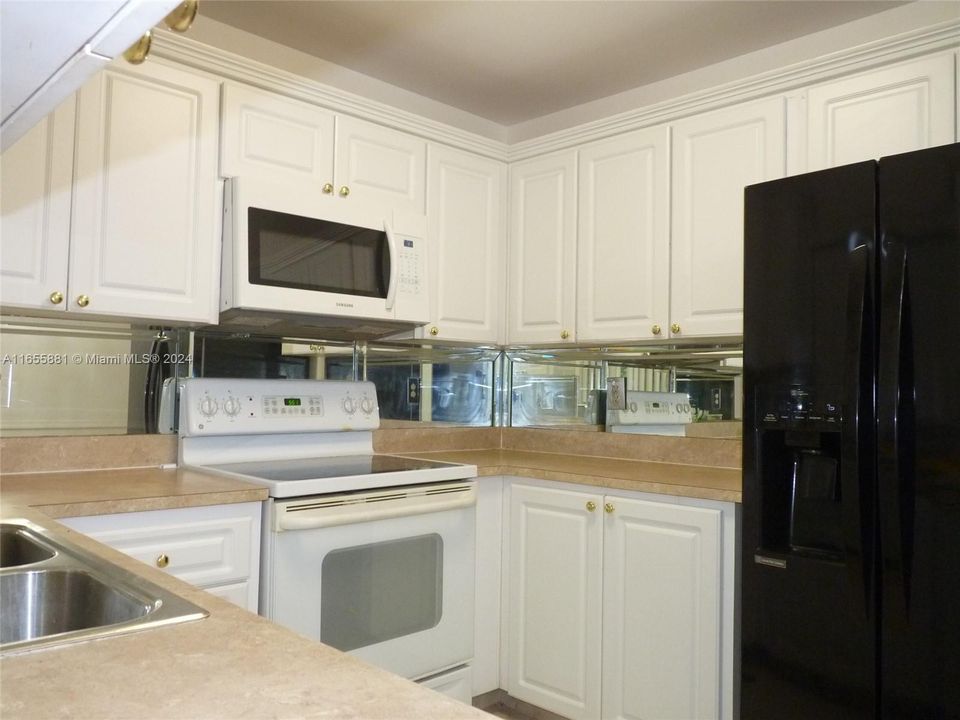 For Rent: $1,825 (2 beds, 2 baths, 890 Square Feet)