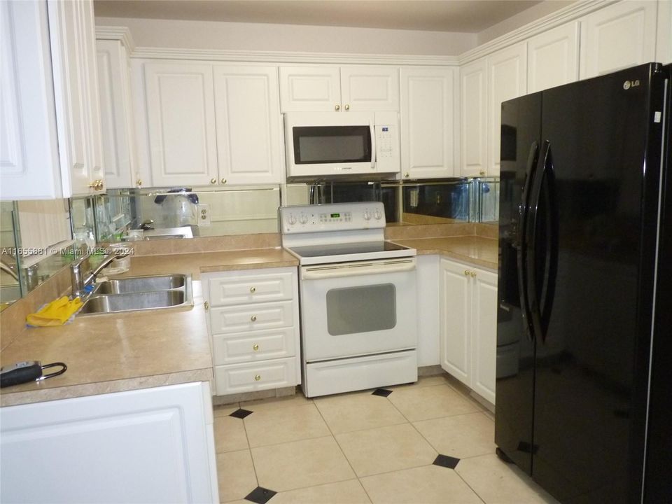 For Rent: $1,875 (2 beds, 2 baths, 890 Square Feet)