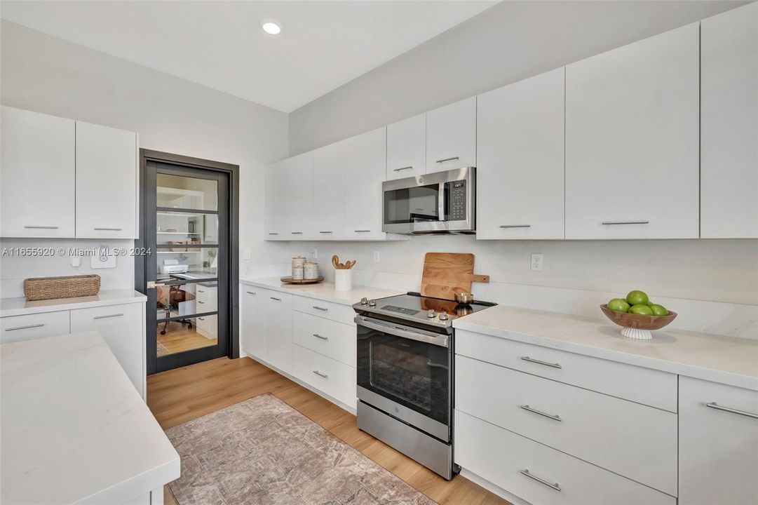 Kitchen w/ upgraded GE Appliance Package. Slide in Range.