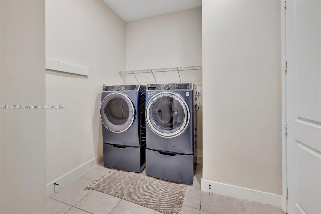 Laundry Room w/ upgraded machines