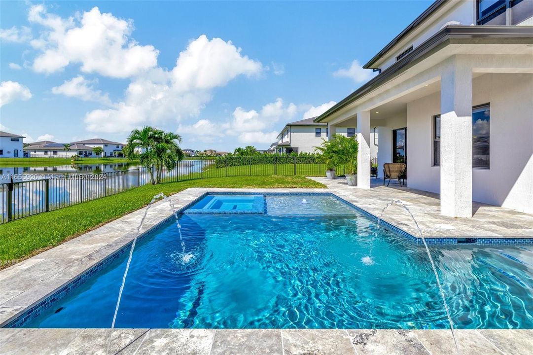 Gorgeous Pool w/ LED Light and water fountain feature - Travertine Pavers