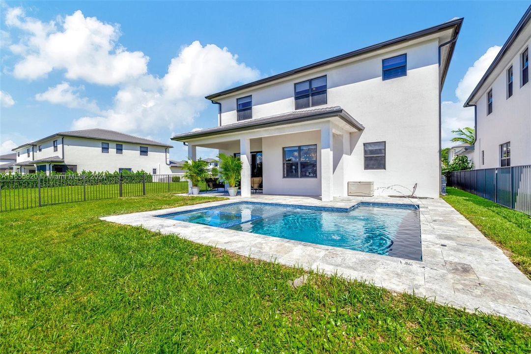 Gorgeous Pool w/ LED Light and water fountain feature - Travertine Pavers