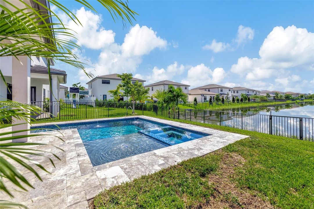 Gorgeous Pool w/ LED Light and water fountain feature - Travertine Pavers