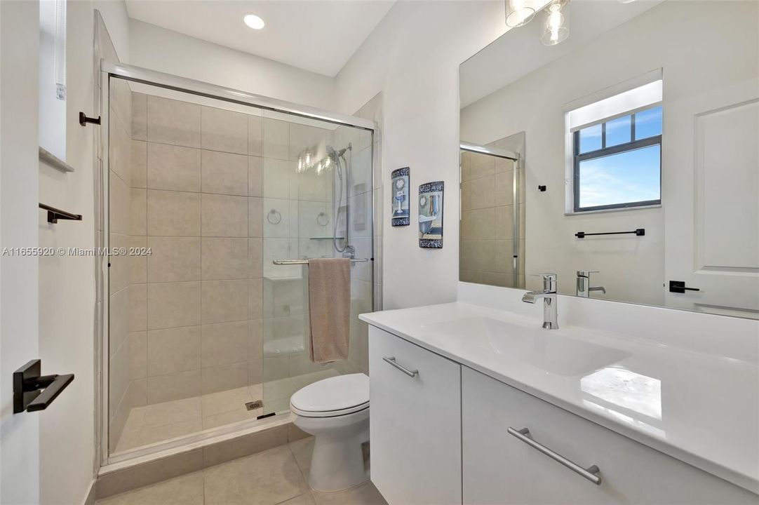 Upstairs guest bathroom w/ walk in shower