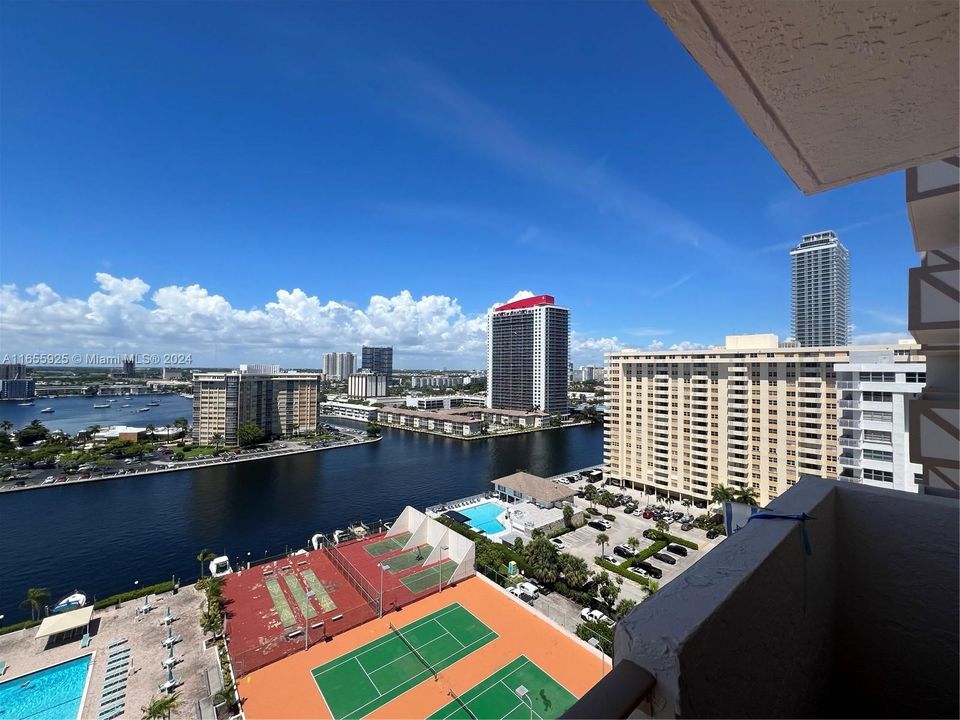 Active With Contract: $2,450 (2 beds, 2 baths, 1300 Square Feet)