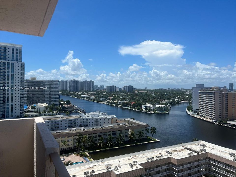 Active With Contract: $2,450 (2 beds, 2 baths, 1300 Square Feet)