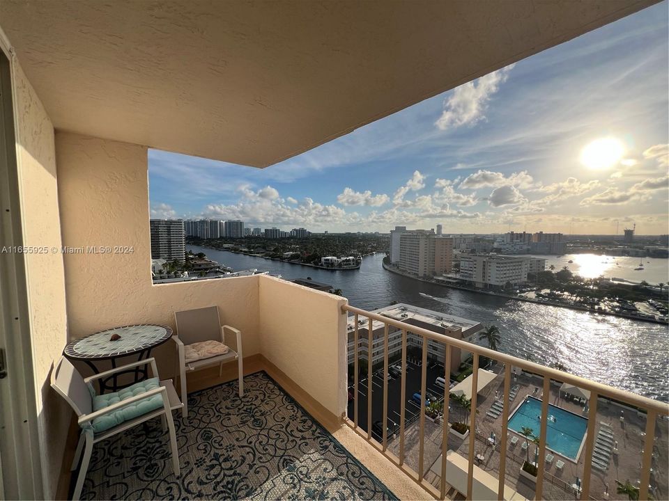 Active With Contract: $2,450 (2 beds, 2 baths, 1300 Square Feet)