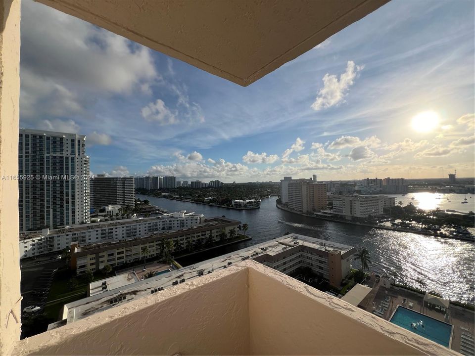 Active With Contract: $2,450 (2 beds, 2 baths, 1300 Square Feet)