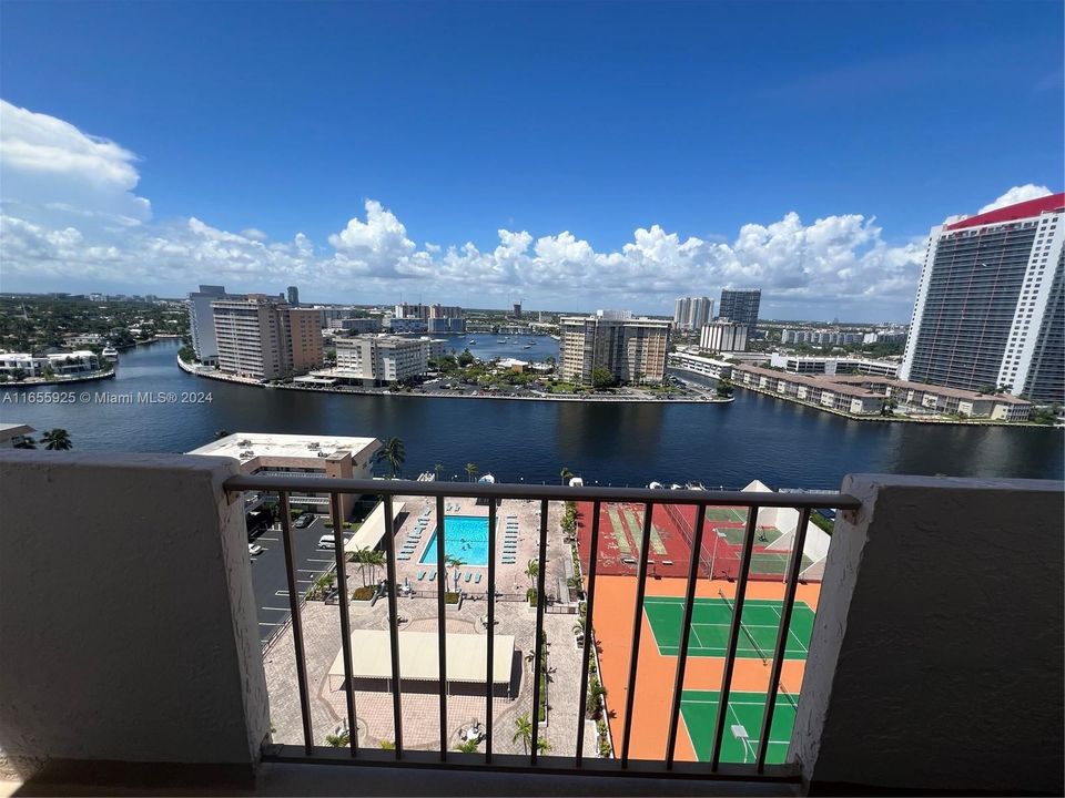 Active With Contract: $2,450 (2 beds, 2 baths, 1300 Square Feet)