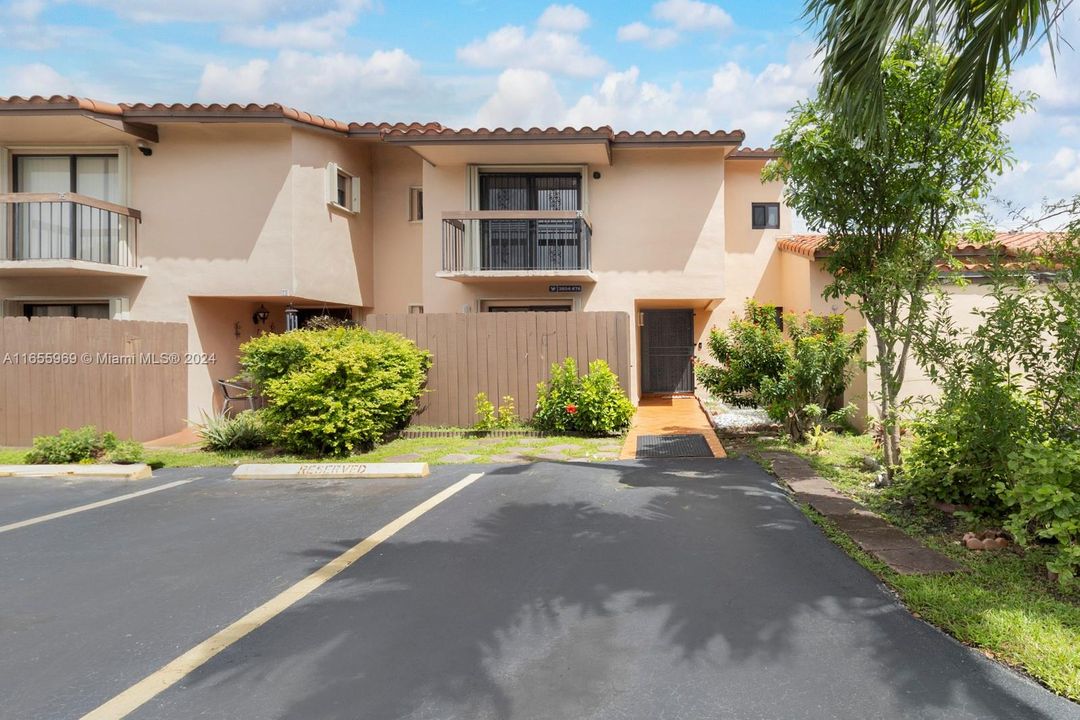 Active With Contract: $2,975 (3 beds, 2 baths, 1229 Square Feet)