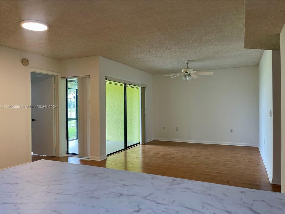 最近租的: $2,300 (2 贝兹, 2 浴室, 978 平方英尺)