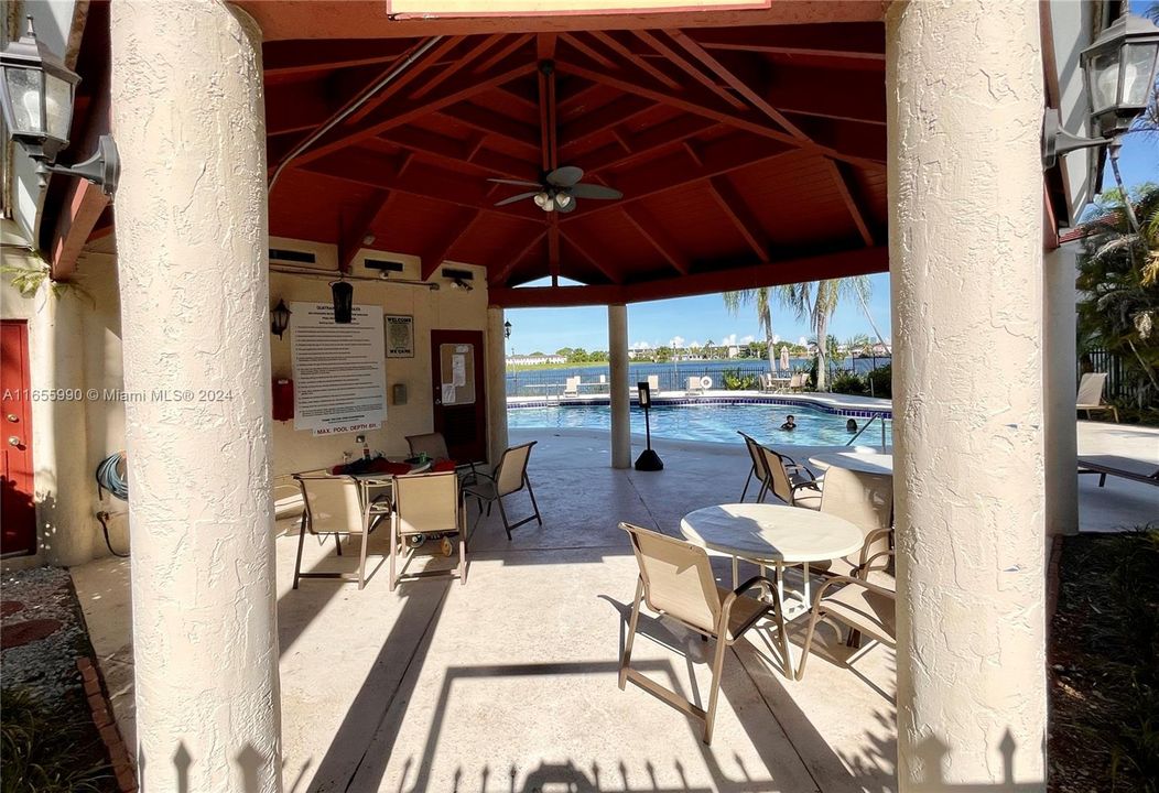 最近租的: $2,300 (2 贝兹, 2 浴室, 978 平方英尺)