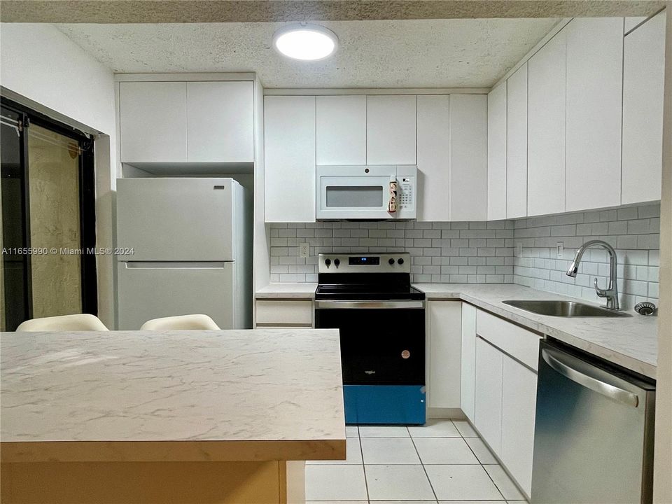 最近租的: $2,300 (2 贝兹, 2 浴室, 978 平方英尺)