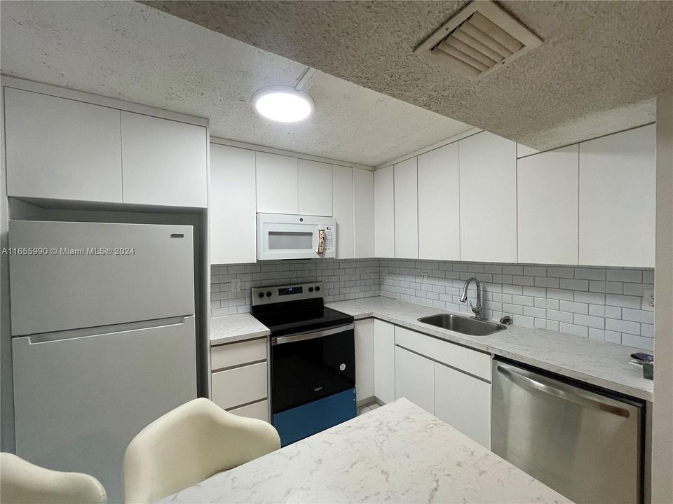 最近租的: $2,300 (2 贝兹, 2 浴室, 978 平方英尺)