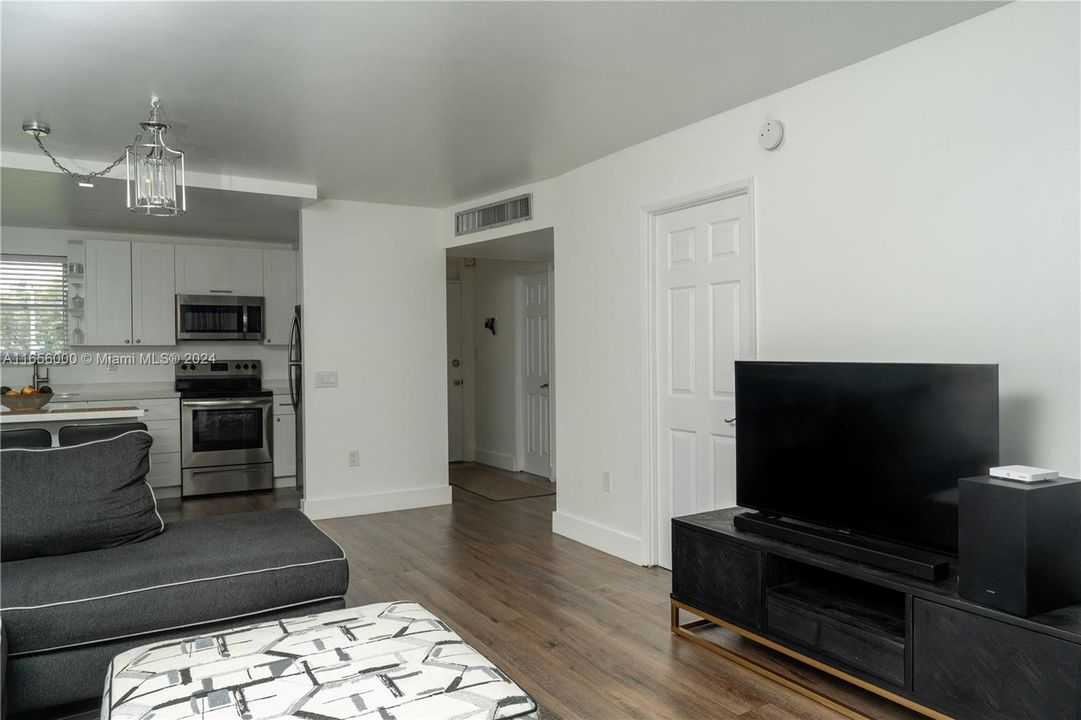 For Sale: $149,000 (1 beds, 1 baths, 686 Square Feet)