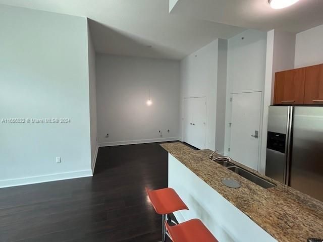 For Rent: $2,700 (1 beds, 1 baths, 845 Square Feet)