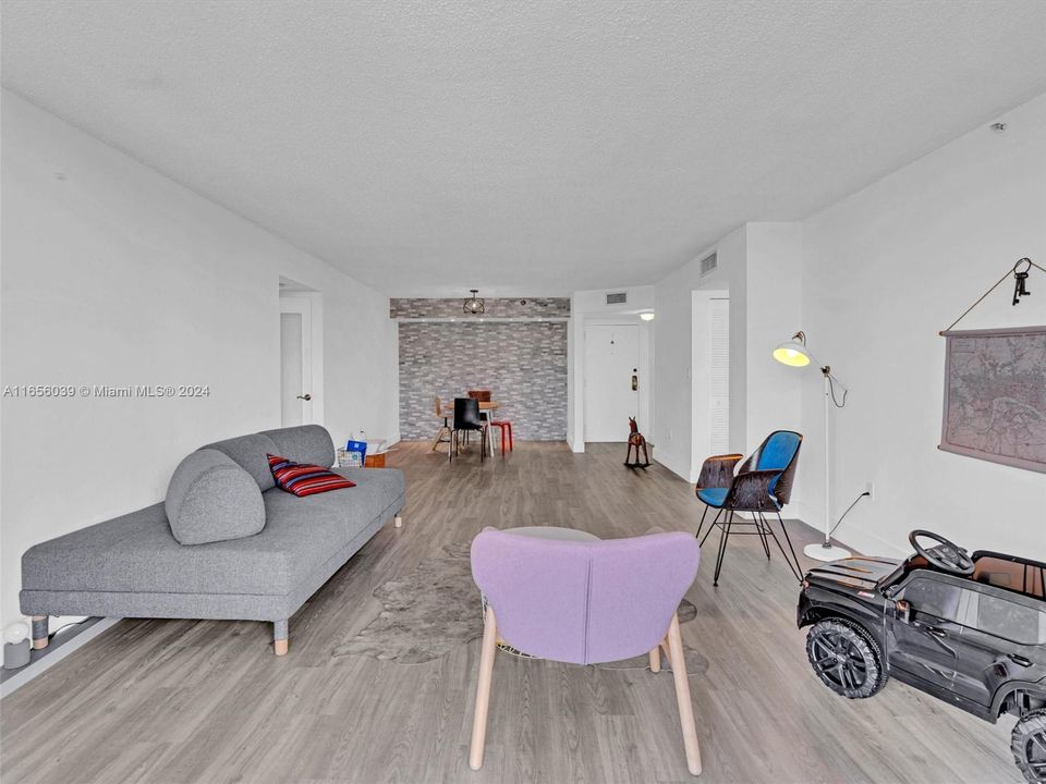 For Sale: $285,000 (2 beds, 2 baths, 1220 Square Feet)