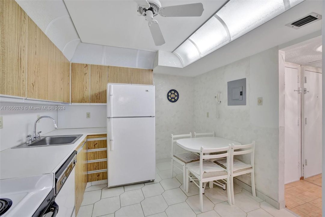 For Sale: $425,000 (2 beds, 2 baths, 1230 Square Feet)