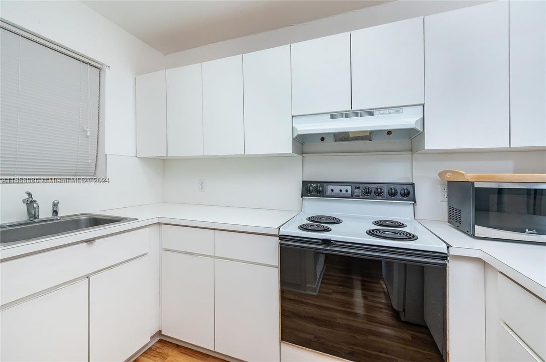 For Sale: $289,900 (2 beds, 1 baths, 720 Square Feet)