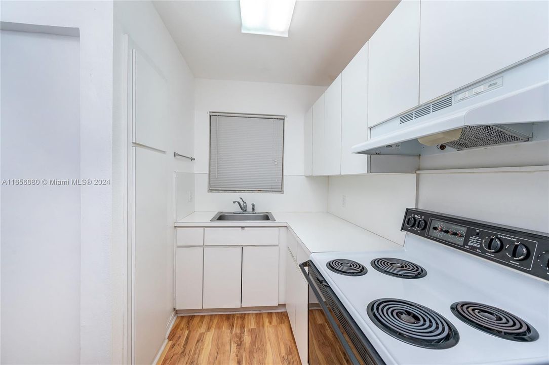 For Sale: $289,900 (2 beds, 1 baths, 720 Square Feet)