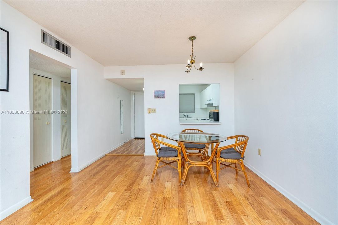 For Sale: $289,900 (2 beds, 1 baths, 720 Square Feet)